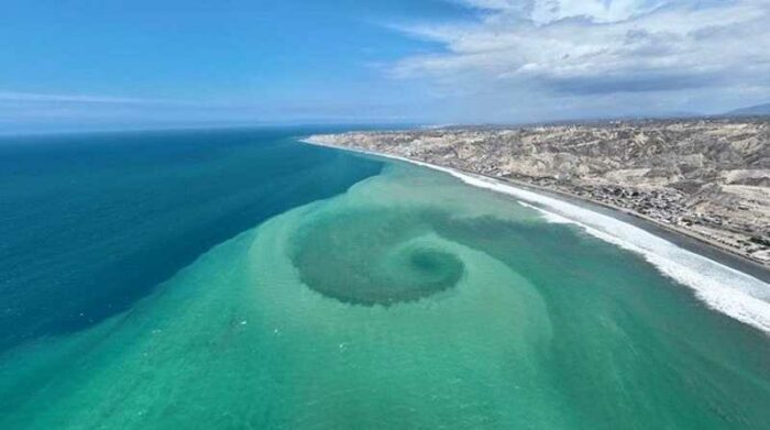 SORPRENDENTE Así se generó el remolino en las playas de Santa